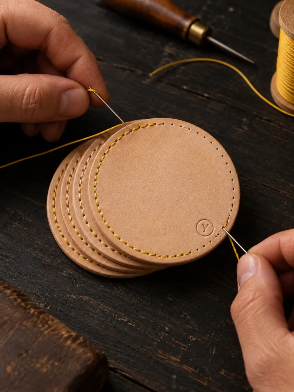 Coaster Set Kit, bliver syet i hånden