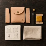 Coin Pouch Kit, tout le contenu de la boîte disposé