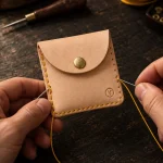 Coin Pouch Kit, en cours de couture à la main