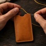 Phone Sleeve Kit, bliver syet i hånden